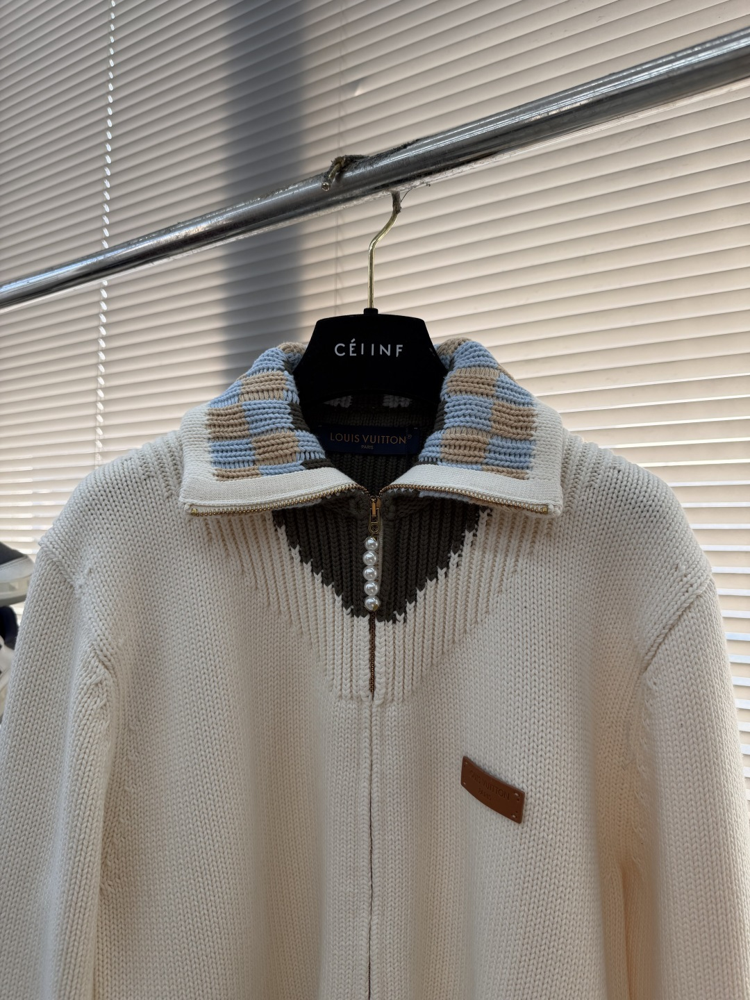 -驴牌 25fw新款拉链嵌花运动衫本款羊毛针织运动衫是四季皆宜的多功能层搭单品，可作为开衫或轻薄外套穿着