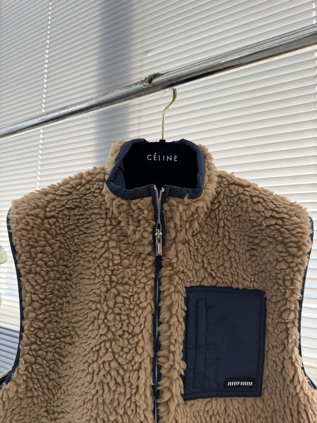 -miumiu 25fw新款技术性Pongé面料泰迪羽绒背心灵感源自90年代运动美学，这款羽绒背心采用混