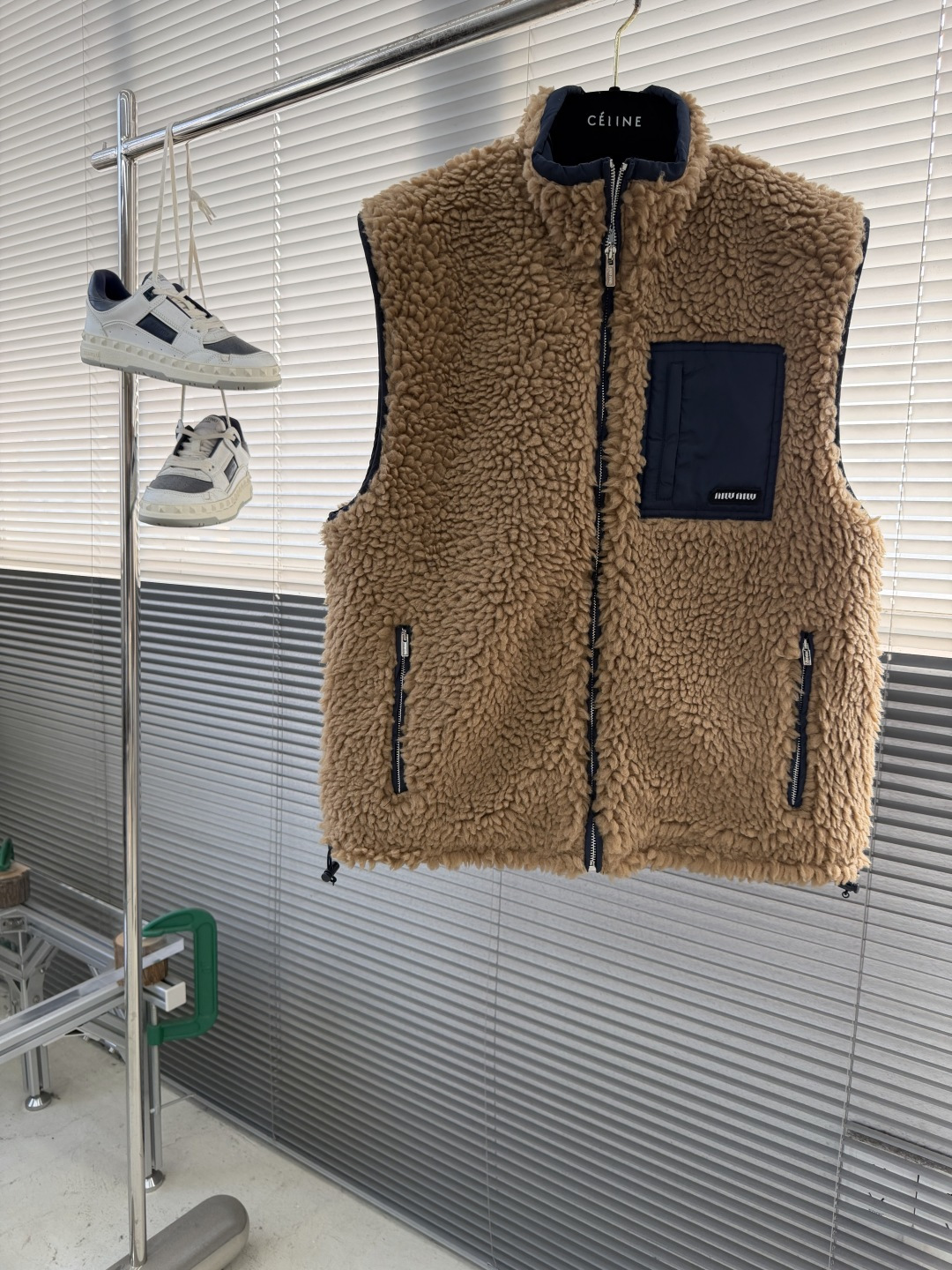 -miumiu 25fw新款技术性Pongé面料泰迪羽绒背心灵感源自90年代运动美学，这款羽绒背心采用混