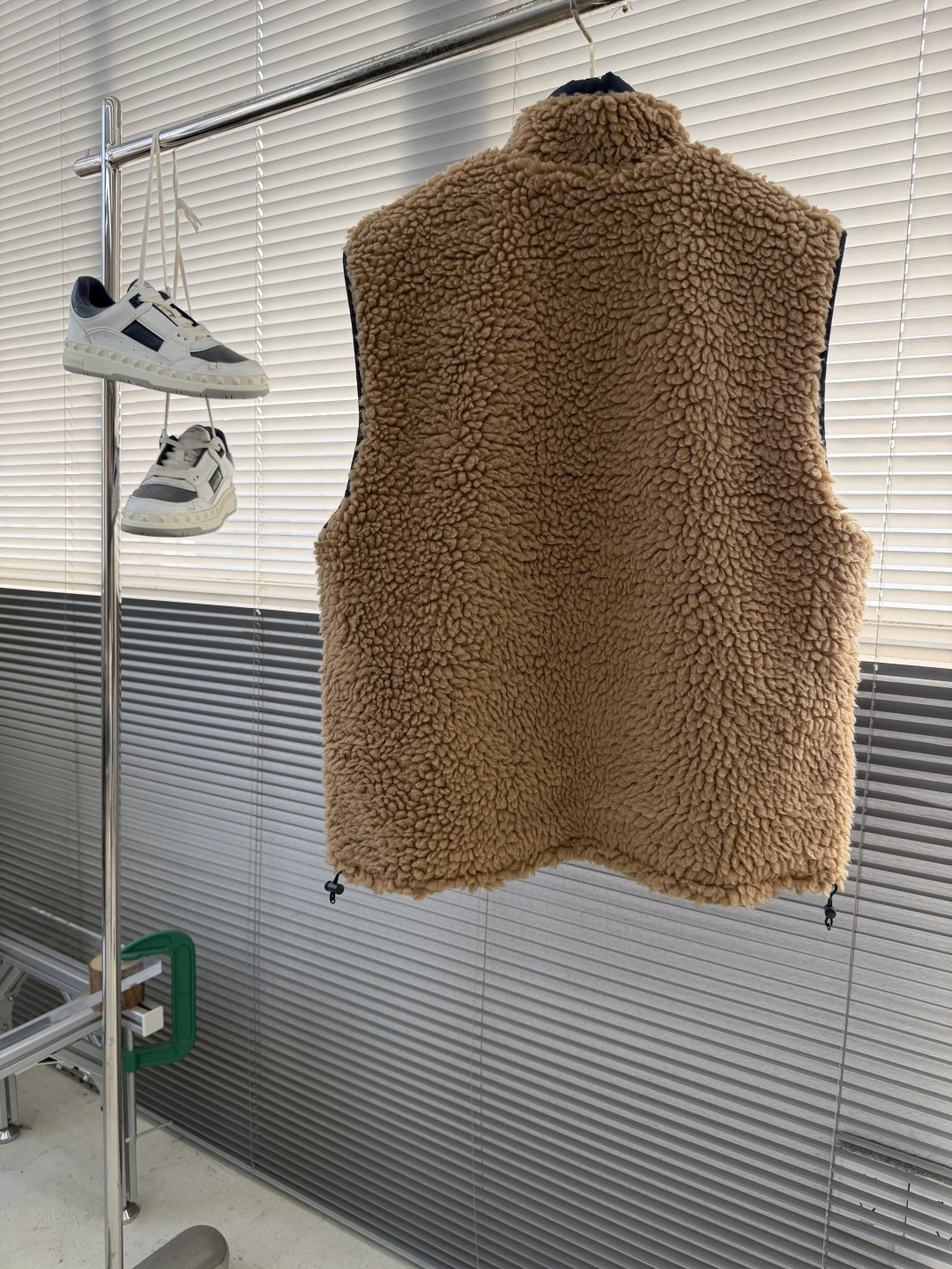 -miumiu 25fw新款技术性Pongé面料泰迪羽绒背心灵感源自90年代运动美学，这款羽绒背心采用混