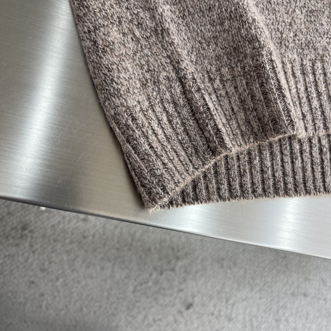 -Loro Piana 25fw新款SPeyside男士圆领上衣这款SPeyside圆领毛衣采用精致的羊