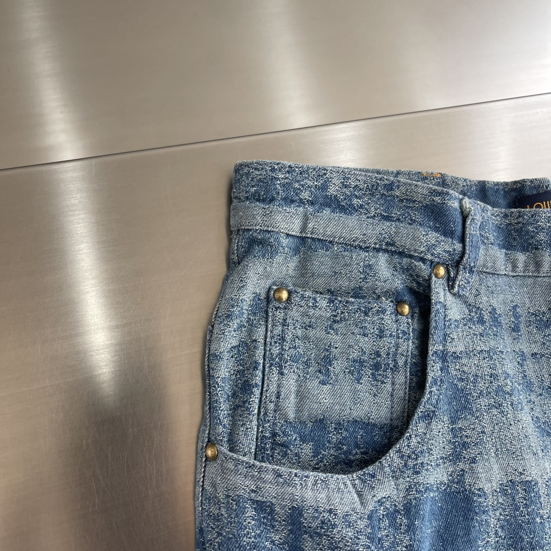 -驴牌 25fw新款牛仔长裤 这件牛仔长裤洋溢清新雅致格调。衬衫采用 Monogram Faded Pl