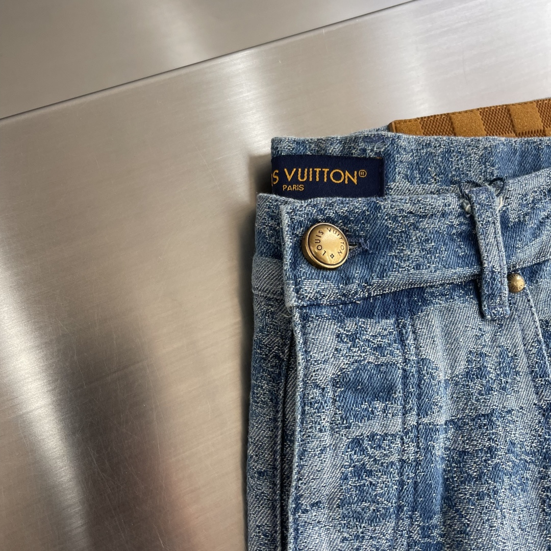 -驴牌 25fw新款牛仔长裤 这件牛仔长裤洋溢清新雅致格调。衬衫采用 Monogram Faded Pl