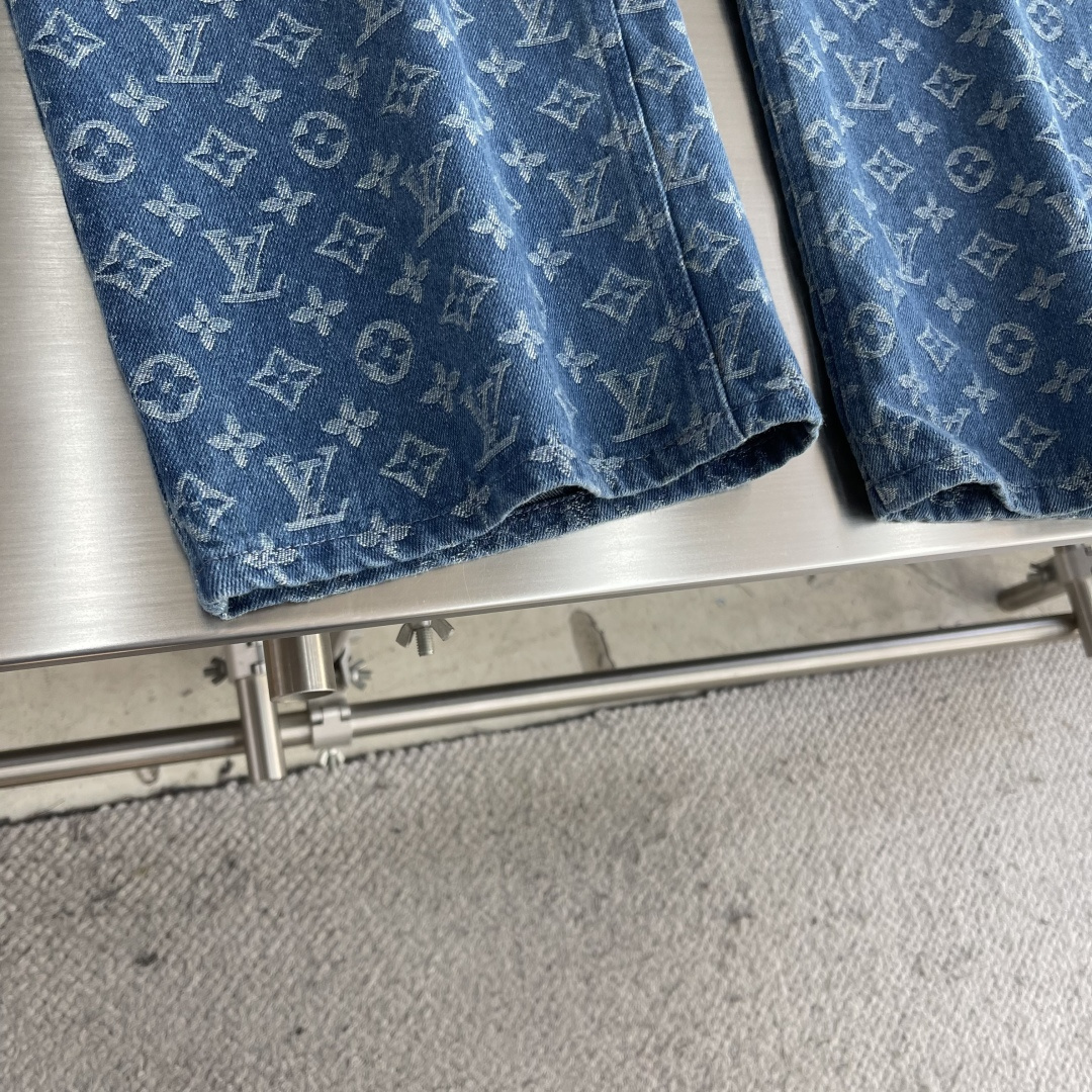 -驴牌 25fw新款牛仔长裤 这件牛仔长裤洋溢清新雅致格调。衬衫采用 Monogram Faded Pl