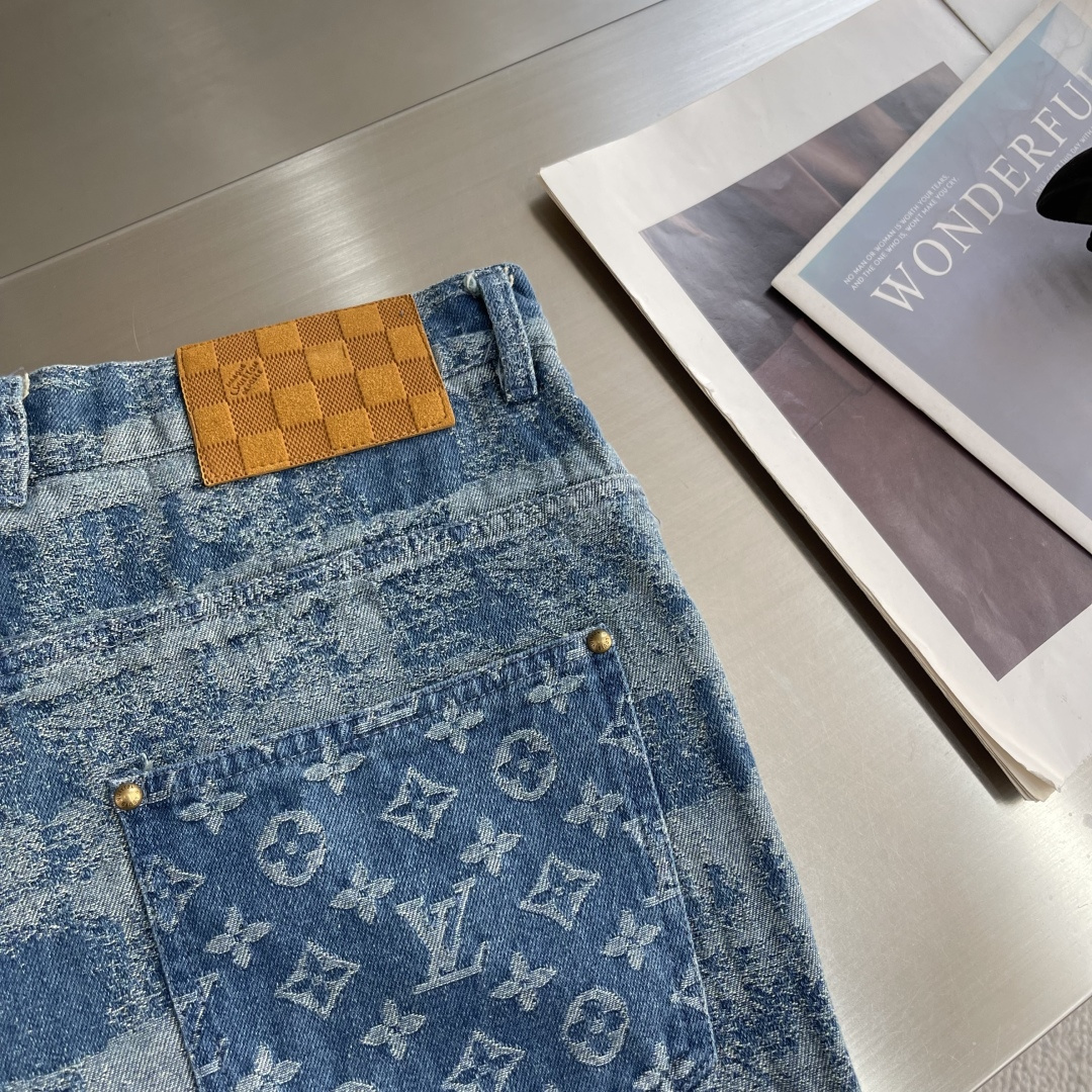 -驴牌 25fw新款牛仔长裤 这件牛仔长裤洋溢清新雅致格调。衬衫采用 Monogram Faded Pl