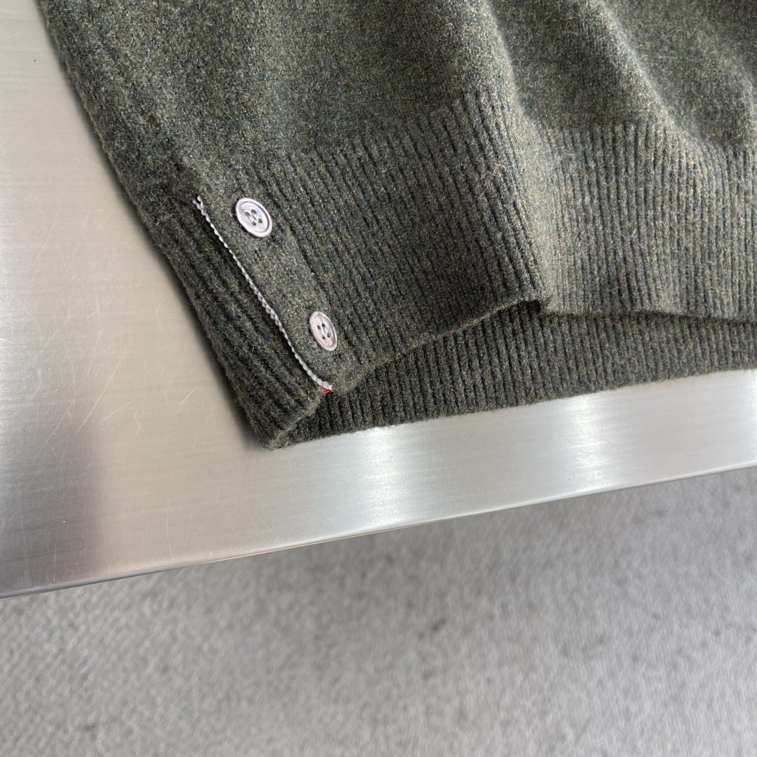 -TB 精密澳毛间边落肩圆领毛衣进口斯托尔机织357针型高织高密 色纺全羊毛材质纱线，7股并线机织 翻领