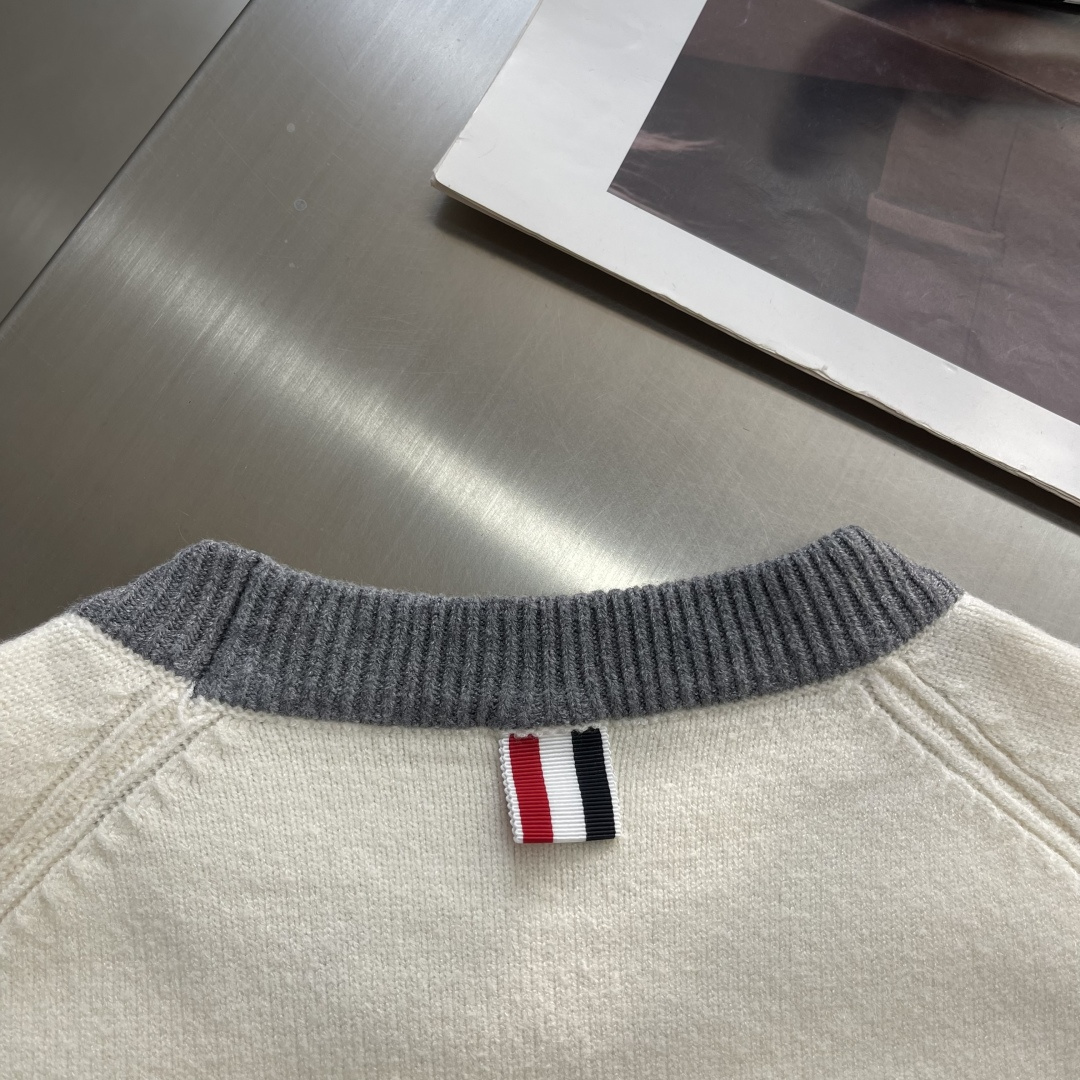 -TB 精密澳毛间边落肩圆领毛衣进口斯托尔机织357针型高织高密 色纺全羊毛材质纱线，7股并线机织 翻领