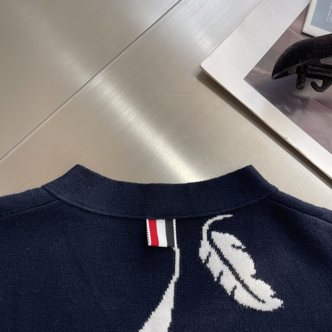 -TB 羽毛树叶🍂嵌花针织开衫毛衣 带着一些精巧别致的感觉，赋予了整体look几份时髦，不会特别大，非常