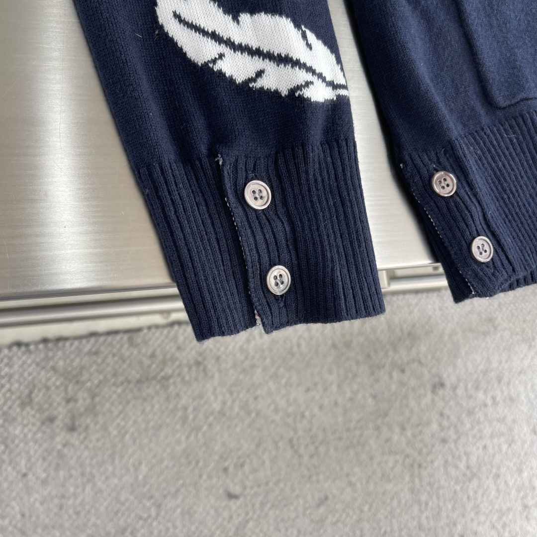 -TB 羽毛树叶🍂嵌花针织开衫毛衣 带着一些精巧别致的感觉，赋予了整体look几份时髦，不会特别大，非常