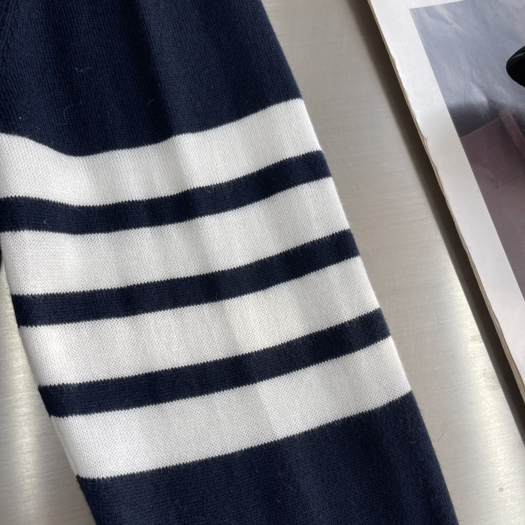 -TB 羽毛树叶🍂嵌花针织开衫毛衣 带着一些精巧别致的感觉，赋予了整体look几份时髦，不会特别大，非常