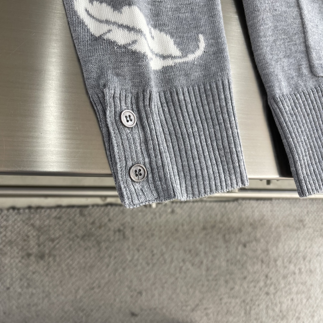 -TB 羽毛树叶🍂嵌花针织开衫毛衣 带着一些精巧别致的感觉，赋予了整体look几份时髦，不会特别大，非常