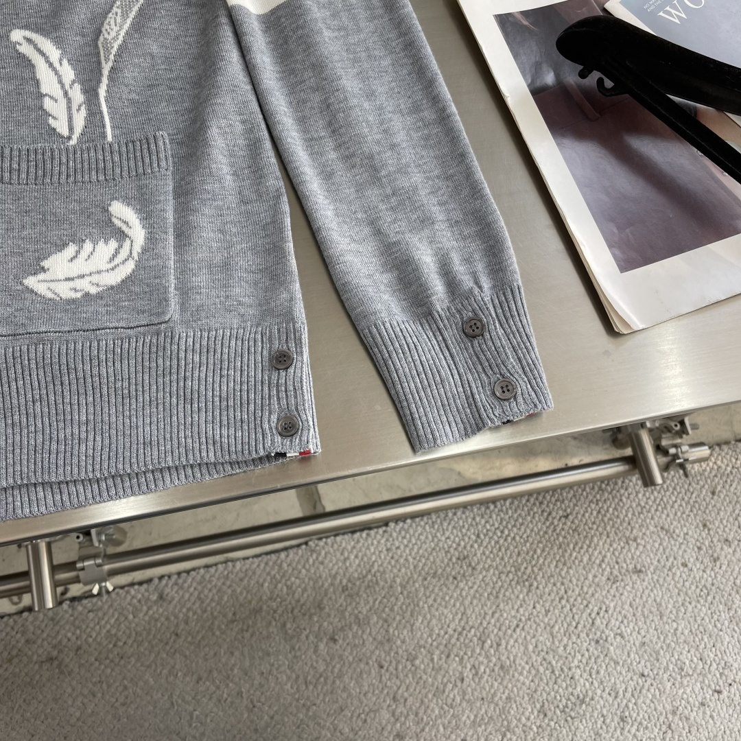 -TB 羽毛树叶🍂嵌花针织开衫毛衣 带着一些精巧别致的感觉，赋予了整体look几份时髦，不会特别大，非常