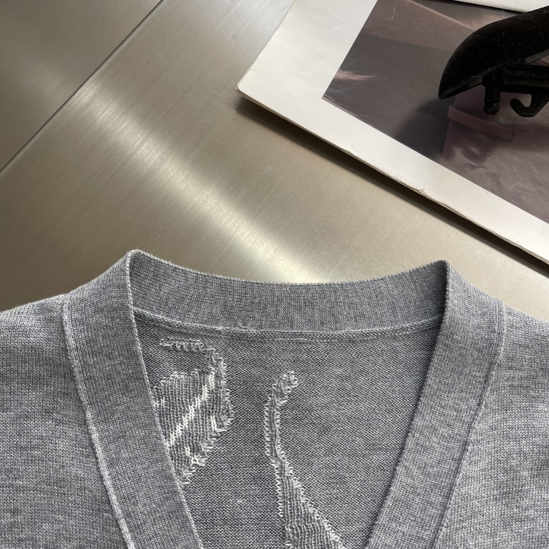 -TB 羽毛树叶🍂嵌花针织开衫毛衣 带着一些精巧别致的感觉，赋予了整体look几份时髦，不会特别大，非常