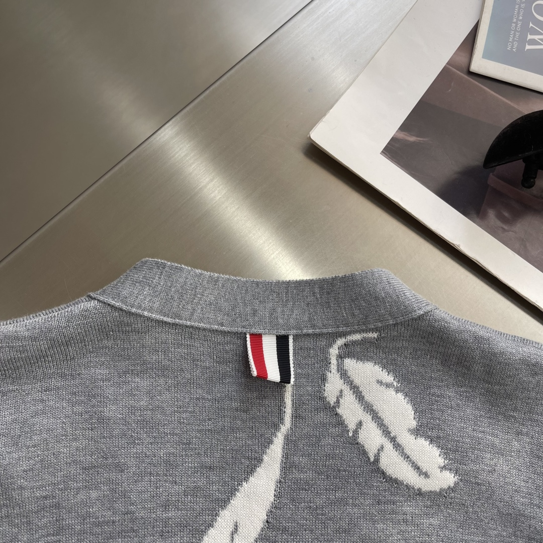 -TB 羽毛树叶🍂嵌花针织开衫毛衣 带着一些精巧别致的感觉，赋予了整体look几份时髦，不会特别大，非常