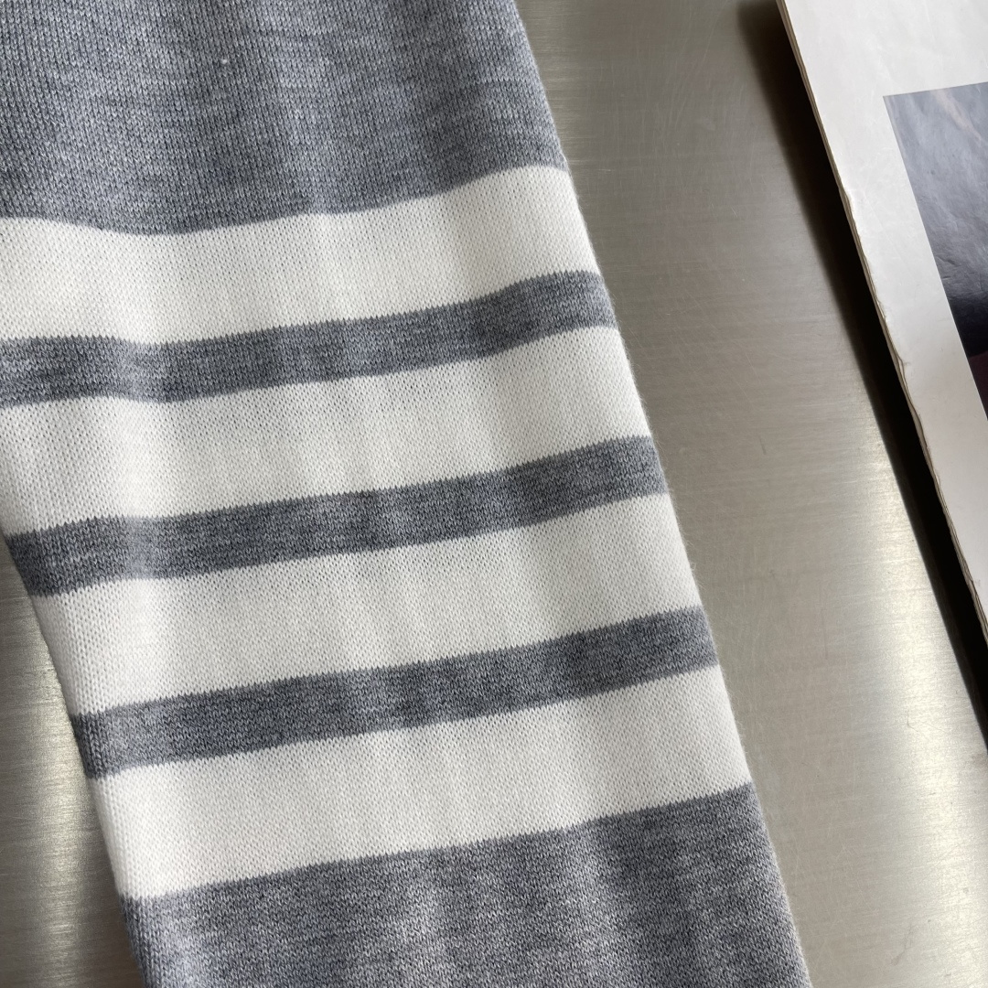 -TB 羽毛树叶🍂嵌花针织开衫毛衣 带着一些精巧别致的感觉，赋予了整体look几份时髦，不会特别大，非常