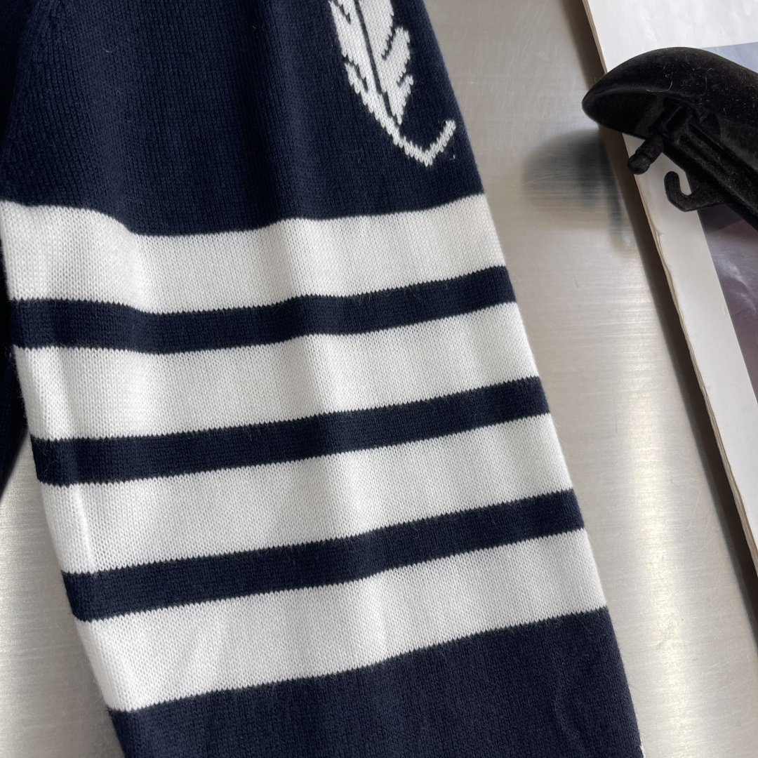 -TB 羽毛树叶🍂嵌花针织圆领毛衣 带着一些精巧别致的感觉，赋予了整体look几份时髦，不会特别大，非常