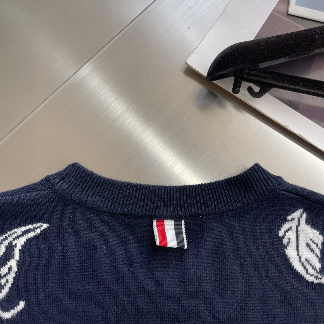 -TB 羽毛树叶🍂嵌花针织圆领毛衣 带着一些精巧别致的感觉，赋予了整体look几份时髦，不会特别大，非常