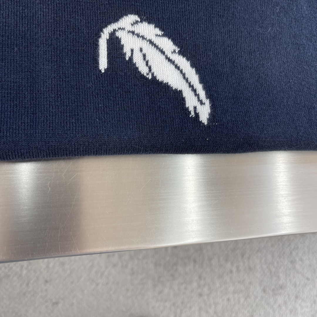 -TB 羽毛树叶🍂嵌花针织圆领毛衣 带着一些精巧别致的感觉，赋予了整体look几份时髦，不会特别大，非常