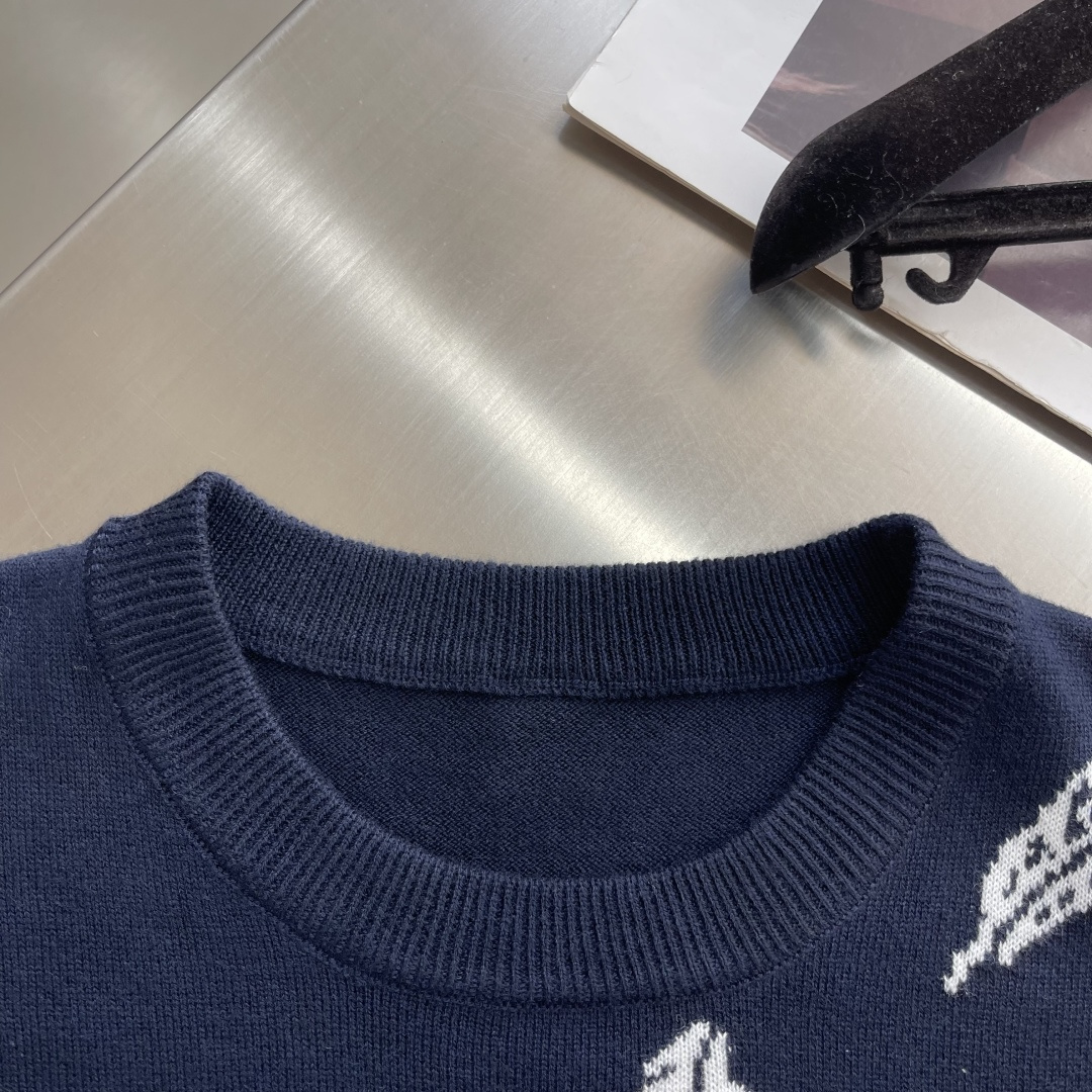 -TB 羽毛树叶🍂嵌花针织圆领毛衣 带着一些精巧别致的感觉，赋予了整体look几份时髦，不会特别大，非常