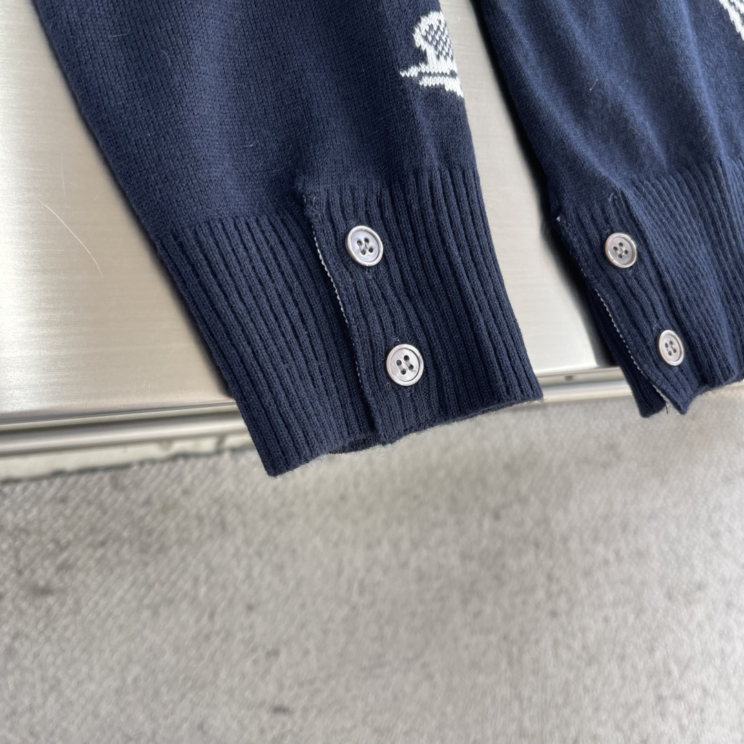 -TB 羽毛树叶🍂嵌花针织圆领毛衣 带着一些精巧别致的感觉，赋予了整体look几份时髦，不会特别大，非常