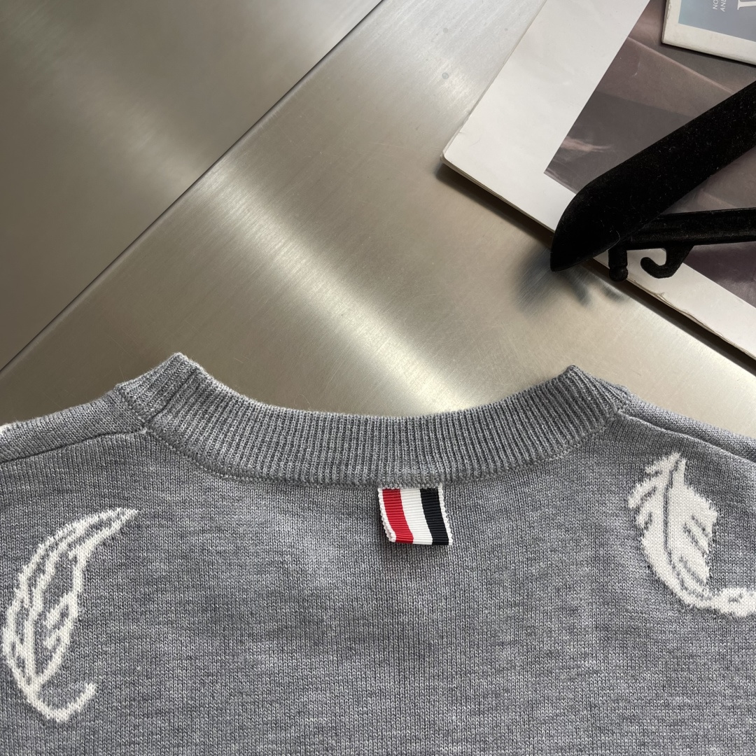 -TB 羽毛树叶🍂嵌花针织圆领毛衣 带着一些精巧别致的感觉，赋予了整体look几份时髦，不会特别大，非常