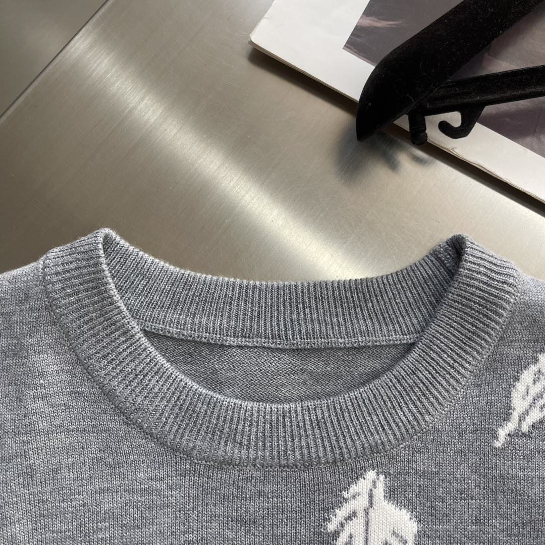 -TB 羽毛树叶🍂嵌花针织圆领毛衣 带着一些精巧别致的感觉，赋予了整体look几份时髦，不会特别大，非常