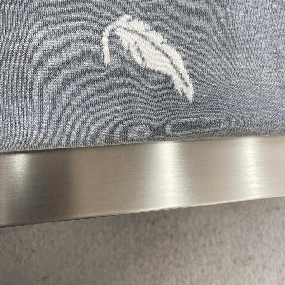 -TB 羽毛树叶🍂嵌花针织圆领毛衣 带着一些精巧别致的感觉，赋予了整体look几份时髦，不会特别大，非常