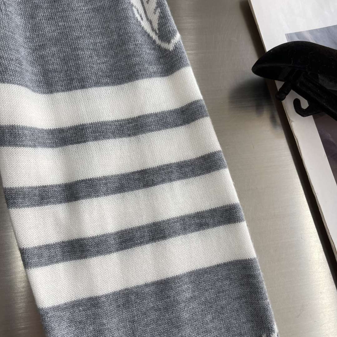 -TB 羽毛树叶🍂嵌花针织圆领毛衣 带着一些精巧别致的感觉，赋予了整体look几份时髦，不会特别大，非常