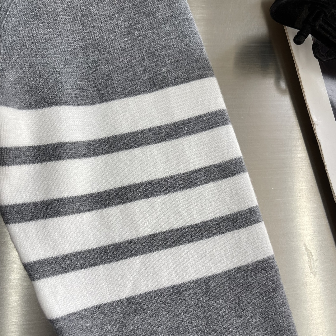 -TB 新款拼色全棉圆领针织衫。怕羊毛羊绒衫不好打理的，这款就是你们的首选了，100%棉经过特殊处理造成