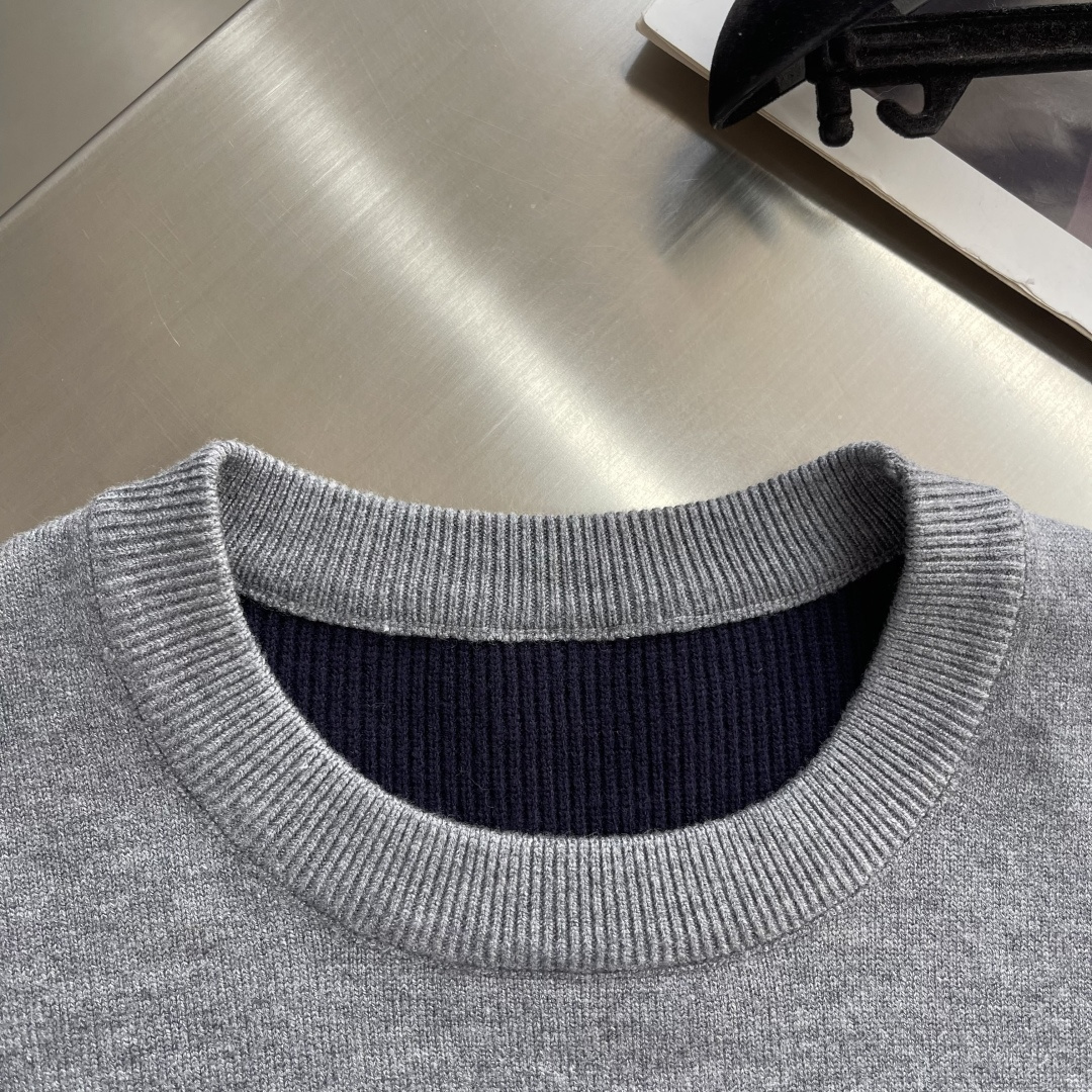 -TB 新款拼色全棉圆领针织衫。怕羊毛羊绒衫不好打理的，这款就是你们的首选了，100%棉经过特殊处理造成