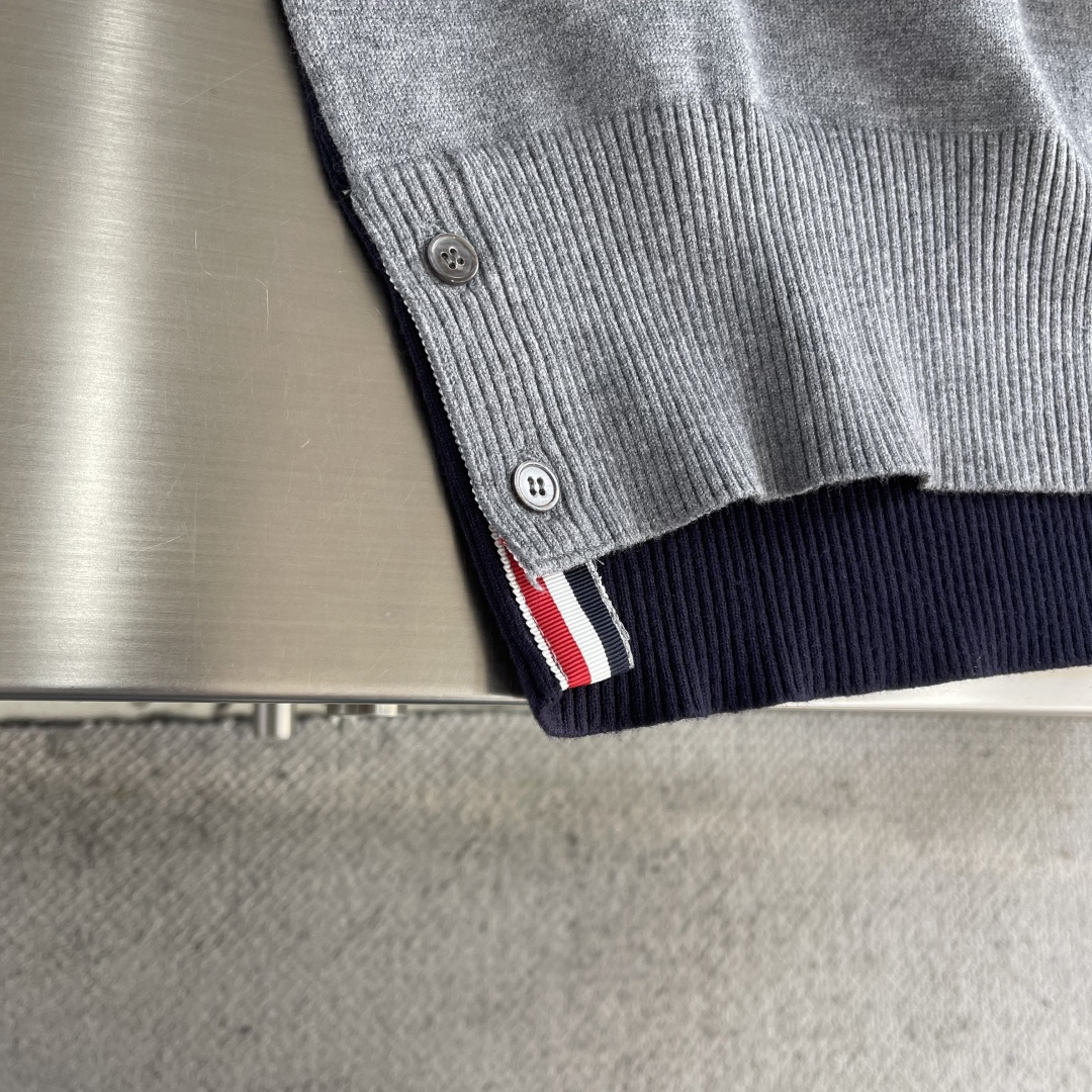 -TB 新款拼色全棉圆领针织衫。怕羊毛羊绒衫不好打理的，这款就是你们的首选了，100%棉经过特殊处理造成