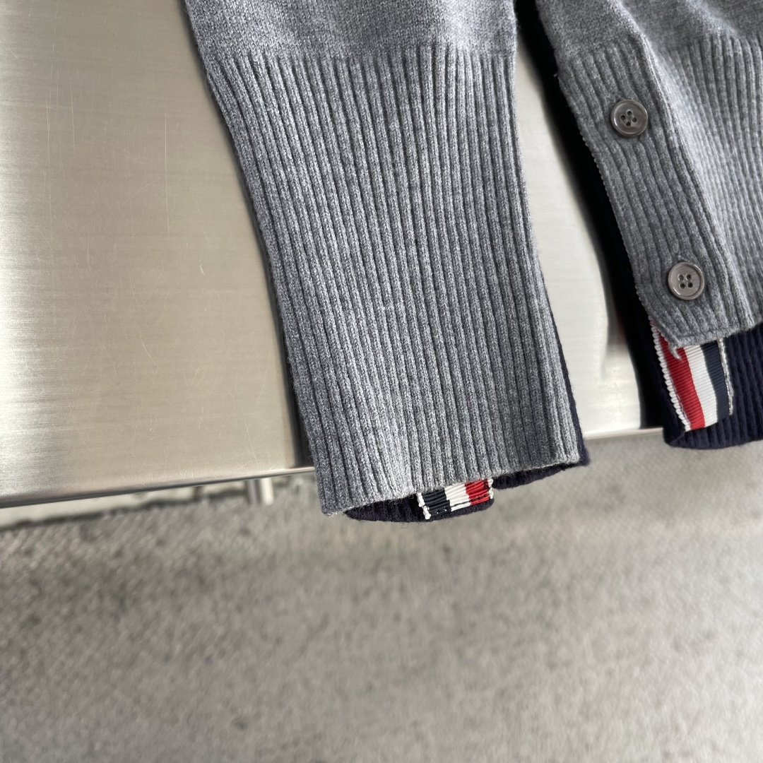 -TB 新款拼色全棉圆领针织衫。怕羊毛羊绒衫不好打理的，这款就是你们的首选了，100%棉经过特殊处理造成