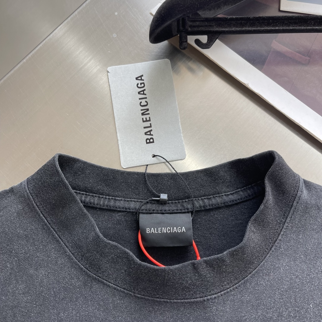 -Balenciag 字母刺绣短袖定制密织平纹针织料 手感细腻 舒适贴肤 灰调雅韵 以一种含蓄而内敛的姿