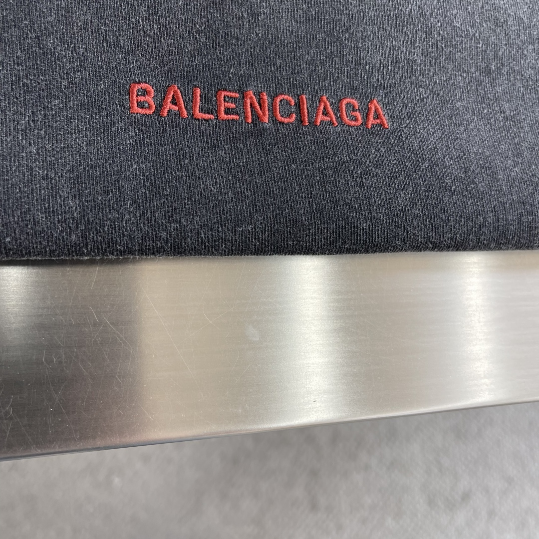 -Balenciag 字母刺绣短袖定制密织平纹针织料 手感细腻 舒适贴肤 灰调雅韵 以一种含蓄而内敛的姿