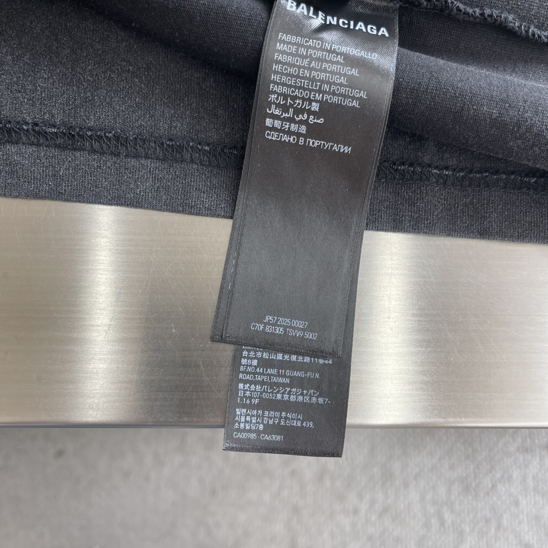 -Balenciag 字母刺绣短袖定制密织平纹针织料 手感细腻 舒适贴肤 灰调雅韵 以一种含蓄而内敛的姿