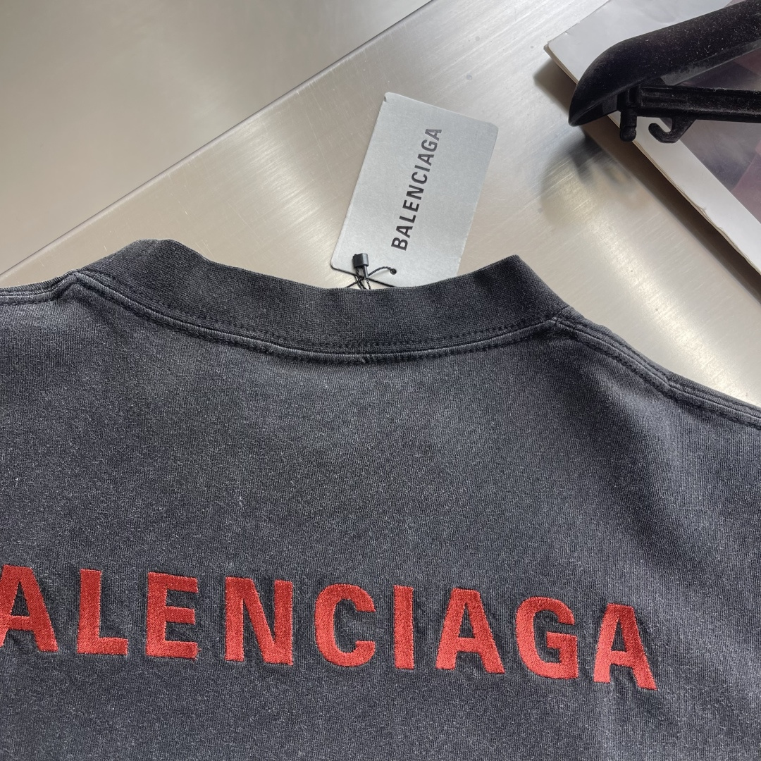 -Balenciag 字母刺绣短袖定制密织平纹针织料 手感细腻 舒适贴肤 灰调雅韵 以一种含蓄而内敛的姿