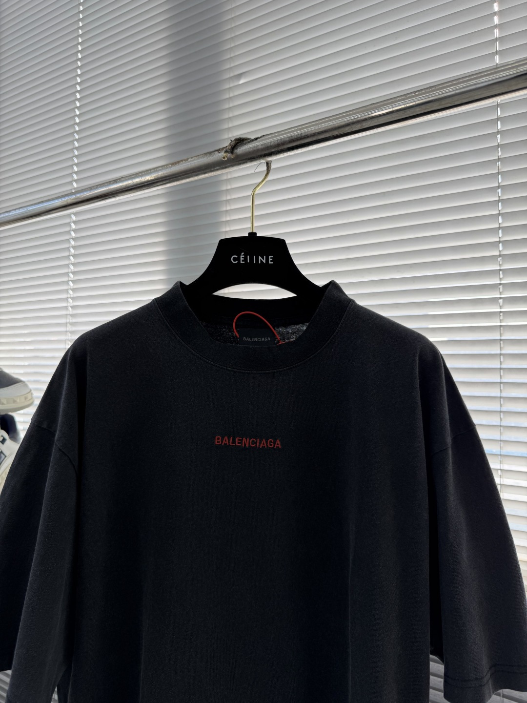 -Balenciag 字母刺绣短袖定制密织平纹针织料 手感细腻 舒适贴肤 灰调雅韵 以一种含蓄而内敛的姿