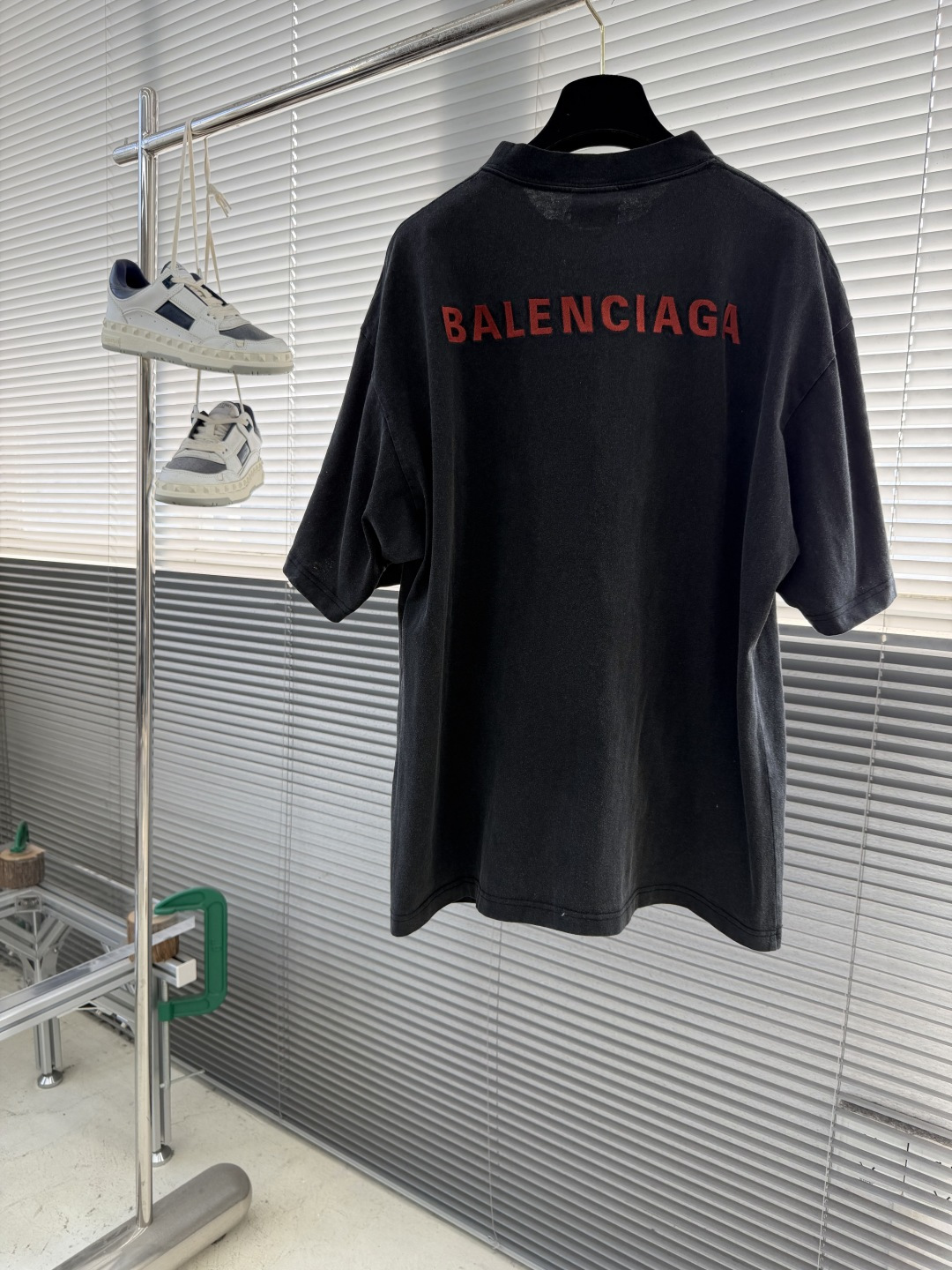 -Balenciag 字母刺绣短袖定制密织平纹针织料 手感细腻 舒适贴肤 灰调雅韵 以一种含蓄而内敛的姿