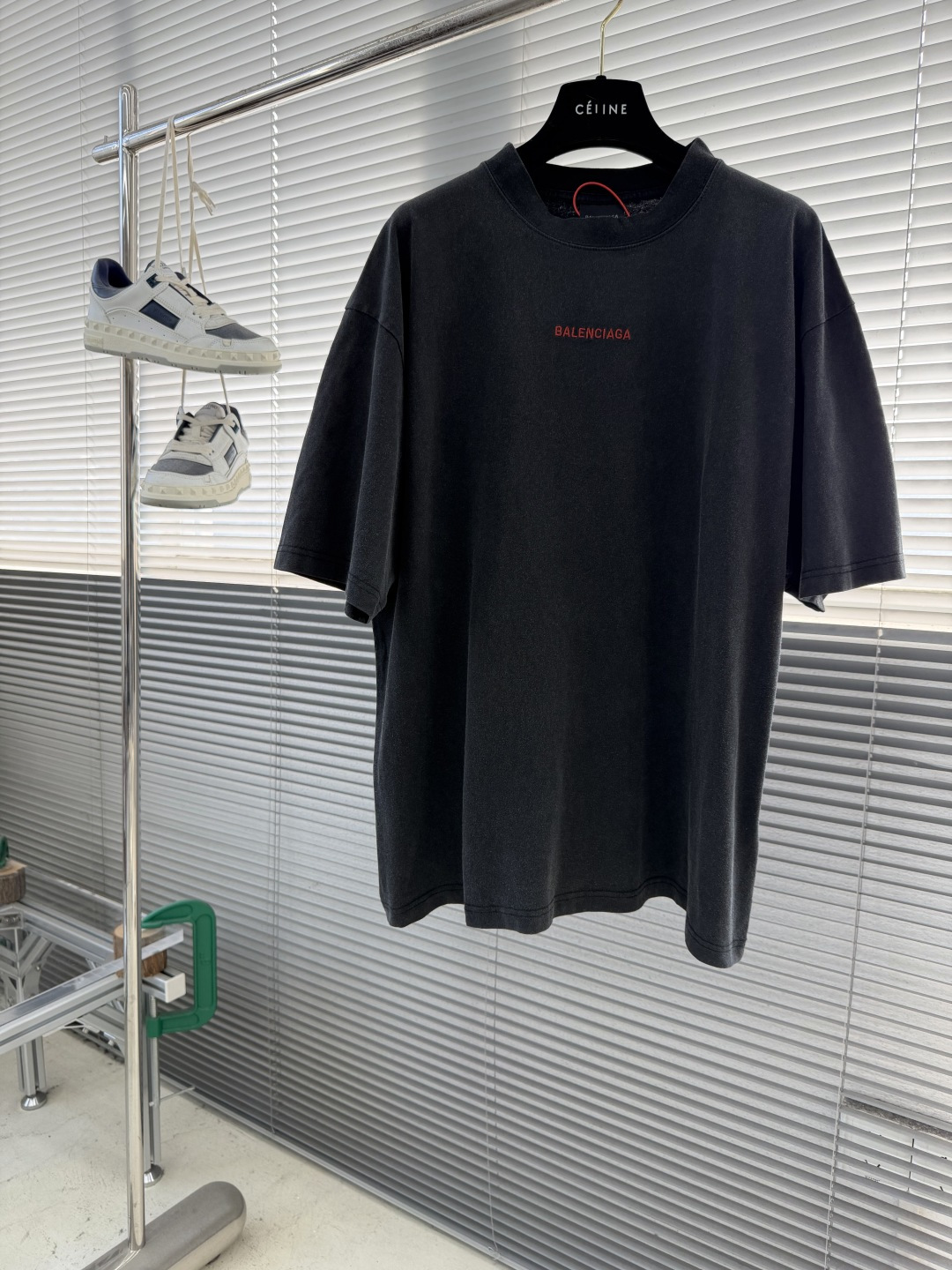 -Balenciag 字母刺绣短袖定制密织平纹针织料 手感细腻 舒适贴肤 灰调雅韵 以一种含蓄而内敛的姿