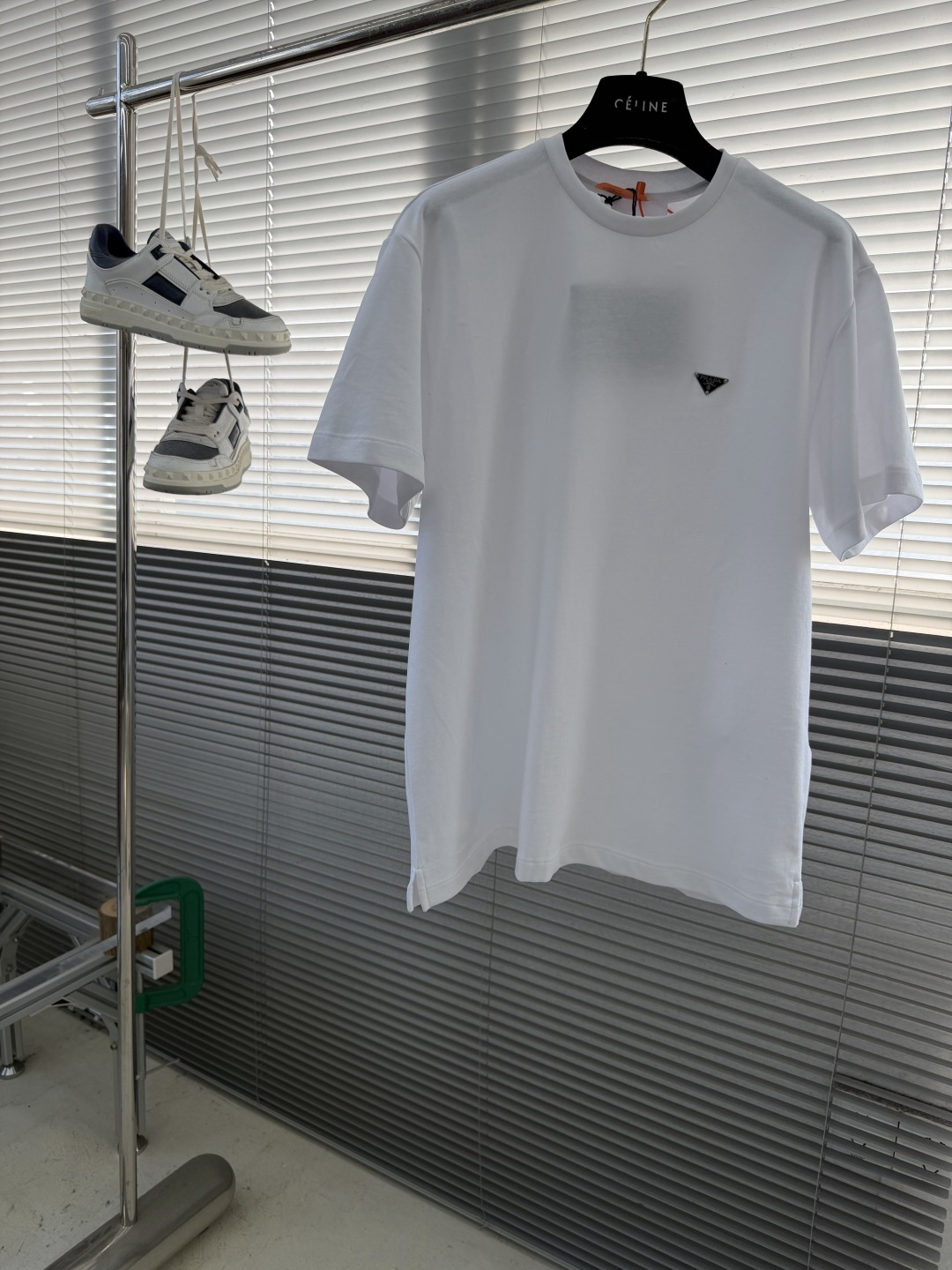 NO:917434,-PRAD triangle logo short sleeves Customized ammonia silk protein double weaving Breathable and refreshing Comfortable skin White and flawless tone Pure and elegant The iconic Prad* triangle logo embellishes the chest to highlight the brand's charm Hidden in the public Shown in the wisdom The ultimate form of modern luxury Wear white T-shirts into walking minimalist art Use imported special machine infrared to locate the 'Prad* triangle logo' The position is more accurate Strong and strong The fabrics have been washed to have a better feel and texture and are not easy to deform  Not easy to shrink, not easy to fade, maintain long-term beauty. Size S M L19860909-PRAD 三角徽标短袖 定制氨丝蛋白双生织 透气清爽 舒适贴肤 洁白无瑕的色调 纯净而高雅 标志性Prad*三角标点缀胸前 彰显品牌魅力 隐于众 显于智 现代奢侈的终极形态 把白T穿成行走的极简艺术 采用进口专机红外线定位“Prad*三角标” 位置更为精准 牢固结实 面料都经过浇洗 手感质感更佳 不易变形 不易缩水 不易褪色 保持长久的美观 尺码 S M L XL 衣长68707274 胸围 106 110 114 118 肩宽43.5 45 46.5 48,,prada,T-shirt,,Men's clothing