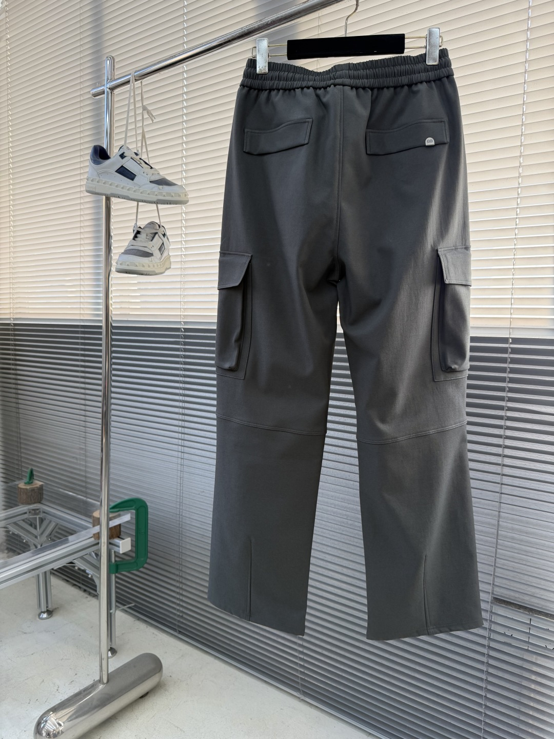 -Balenciag 2025fw最新爆款 双B字母 徽章刺绣 灰色加厚抽绳卫裤 休闲裤 尺码：M-4X