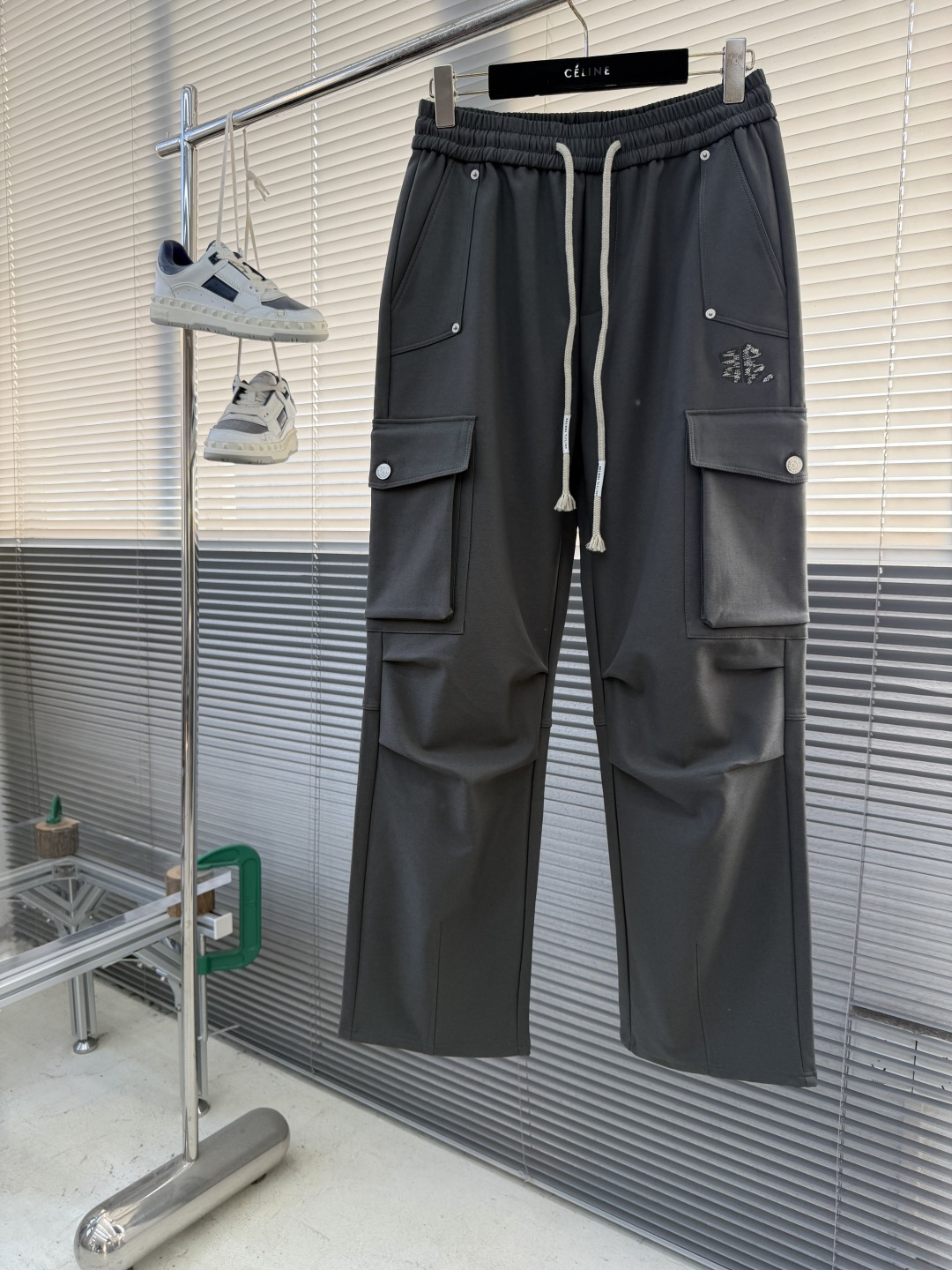 -Balenciag 2025fw最新爆款 双B字母 徽章刺绣 灰色加厚抽绳卫裤 休闲裤 尺码：M-4X