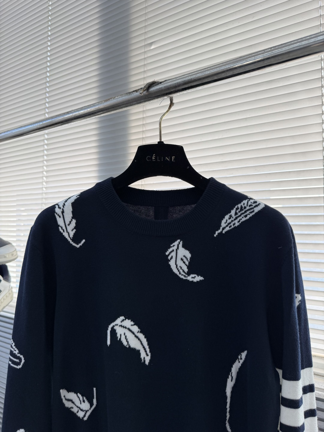 -TB 羽毛树叶🍂嵌花针织圆领毛衣 带着一些精巧别致的感觉，赋予了整体look几份时髦，不会特别大，非常