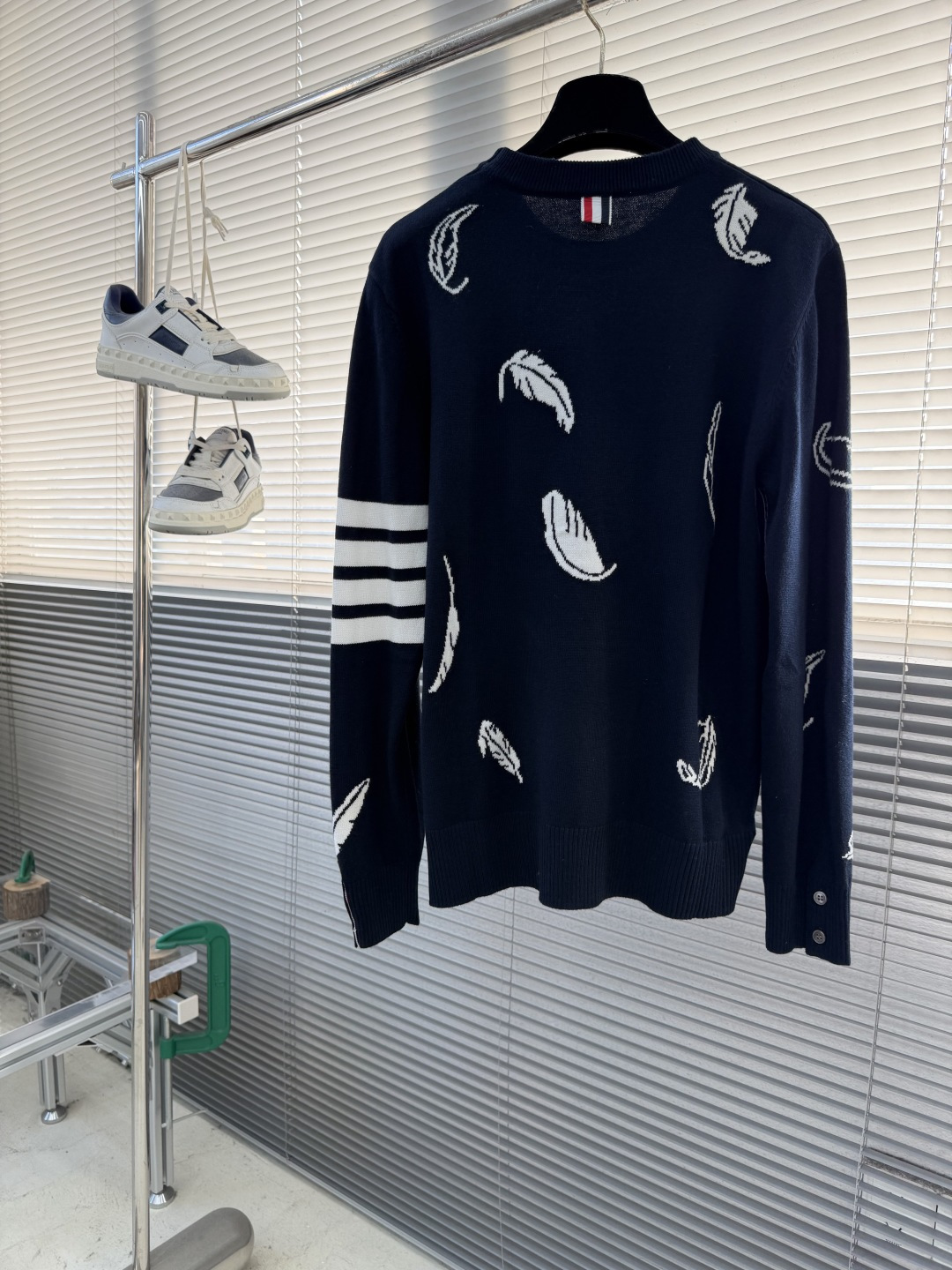 -TB 羽毛树叶🍂嵌花针织圆领毛衣 带着一些精巧别致的感觉，赋予了整体look几份时髦，不会特别大，非常