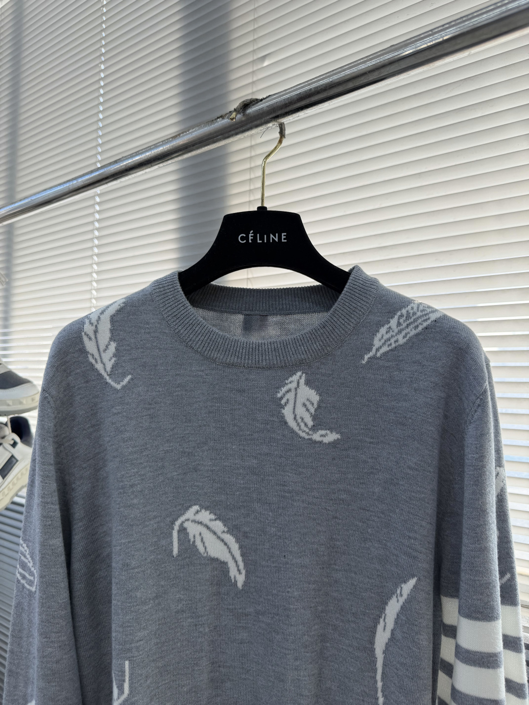 -TB 羽毛树叶🍂嵌花针织圆领毛衣 带着一些精巧别致的感觉，赋予了整体look几份时髦，不会特别大，非常