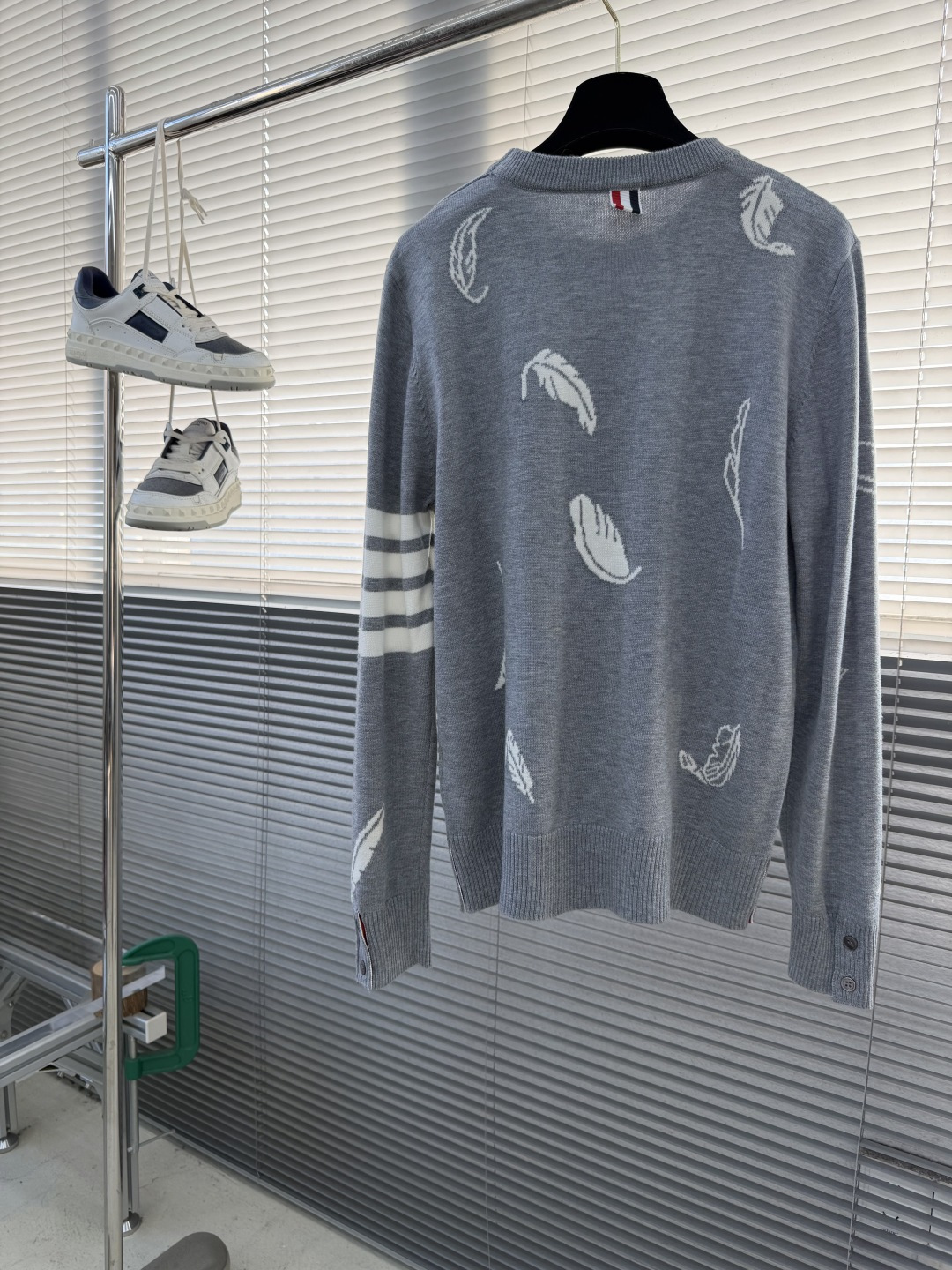 -TB 羽毛树叶🍂嵌花针织圆领毛衣 带着一些精巧别致的感觉，赋予了整体look几份时髦，不会特别大，非常