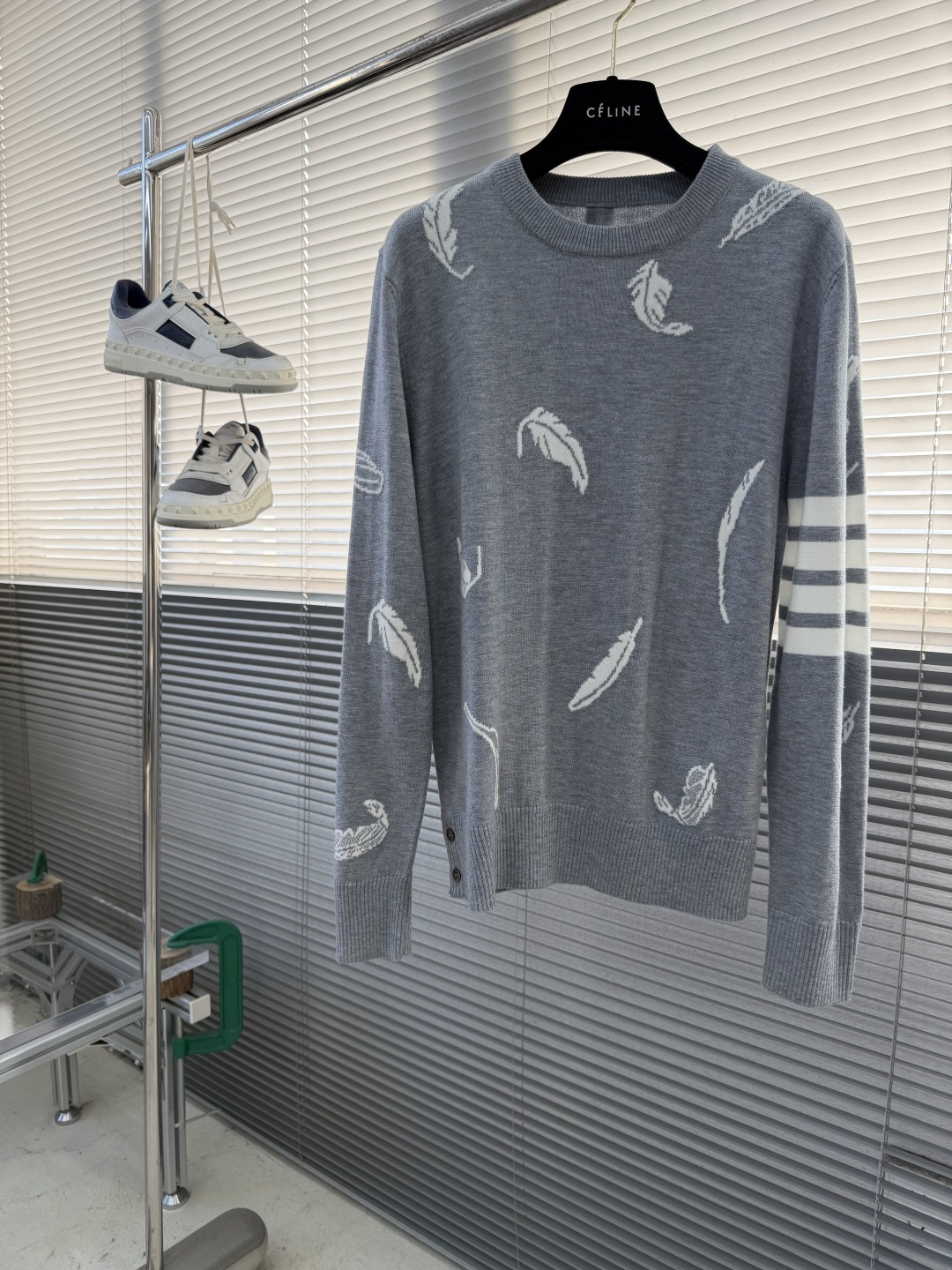 -TB 羽毛树叶🍂嵌花针织圆领毛衣 带着一些精巧别致的感觉，赋予了整体look几份时髦，不会特别大，非常