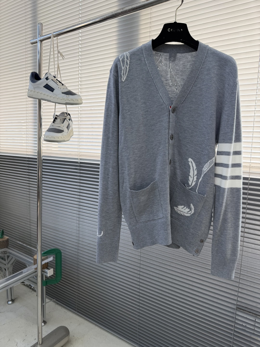 -TB 羽毛树叶🍂嵌花针织开衫毛衣 带着一些精巧别致的感觉，赋予了整体look几份时髦，不会特别大，非常