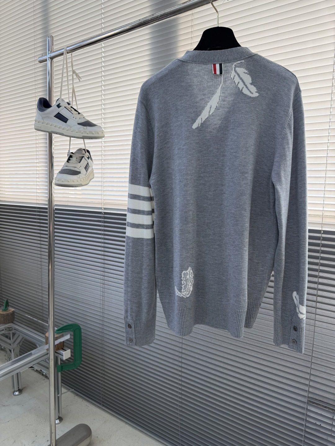 -TB 羽毛树叶🍂嵌花针织开衫毛衣 带着一些精巧别致的感觉，赋予了整体look几份时髦，不会特别大，非常