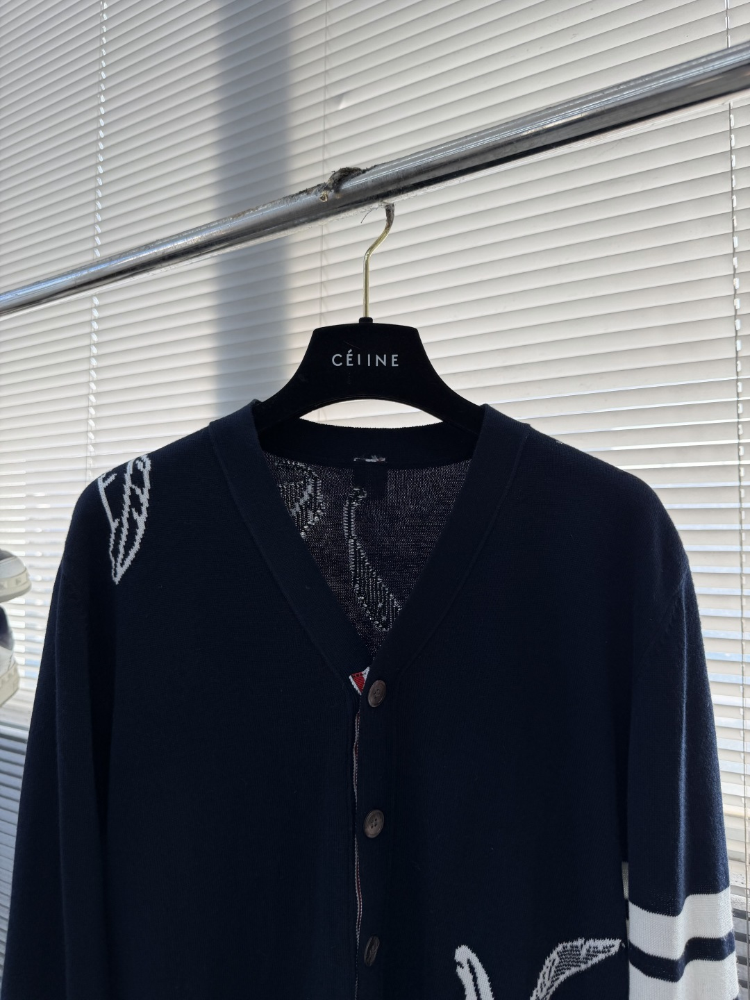 -TB 羽毛树叶🍂嵌花针织开衫毛衣 带着一些精巧别致的感觉，赋予了整体look几份时髦，不会特别大，非常